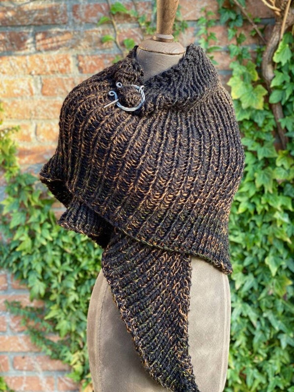 Hug 2.0 - Black w Cognac & Green. Pin Included