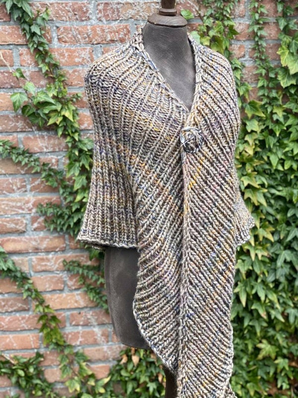 Hug 2.0 - Natuur-Bruine bio wol m kleurtjes, chunky & groot. Heel ruim. Met speld