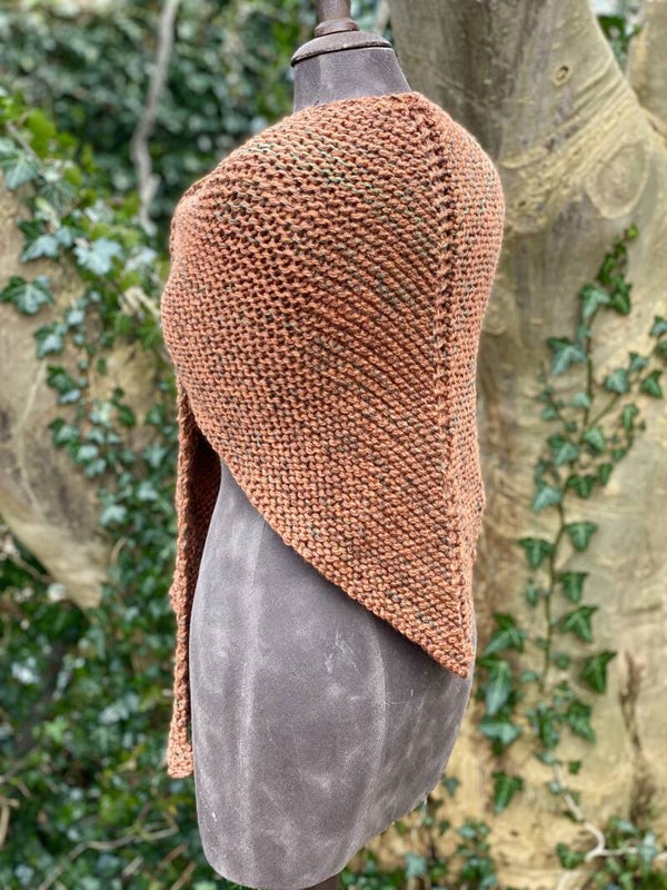 Claire Hug - Cognac m Groen. Met fibula (speld)
