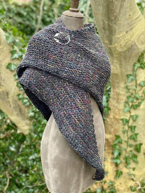 Soft Hug - donkergrijs m Graffiti. Mét fibula (speld)