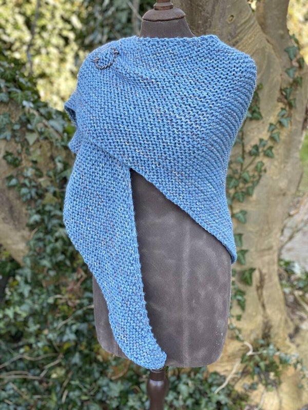 Hug - Zacht Blauw m beige & natuur. Met speld