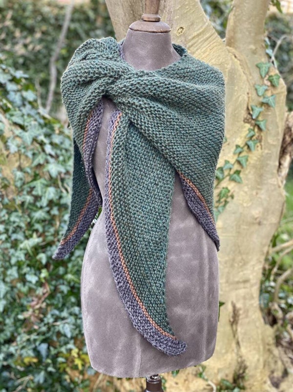 Claire Hug - Donker Olijf met Bruine rand. Met fibula (speld)