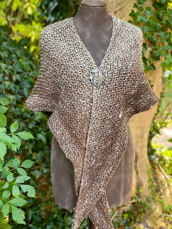 Claire Hug - Natuurbruine wol / Natural Brown wool. Incl fibula (speld / pin).