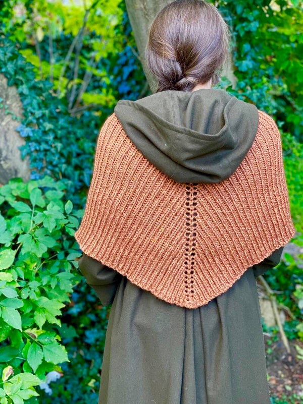 Hug - Hazelnoot / Hazelnut. Incl Fibula (speld/pin)