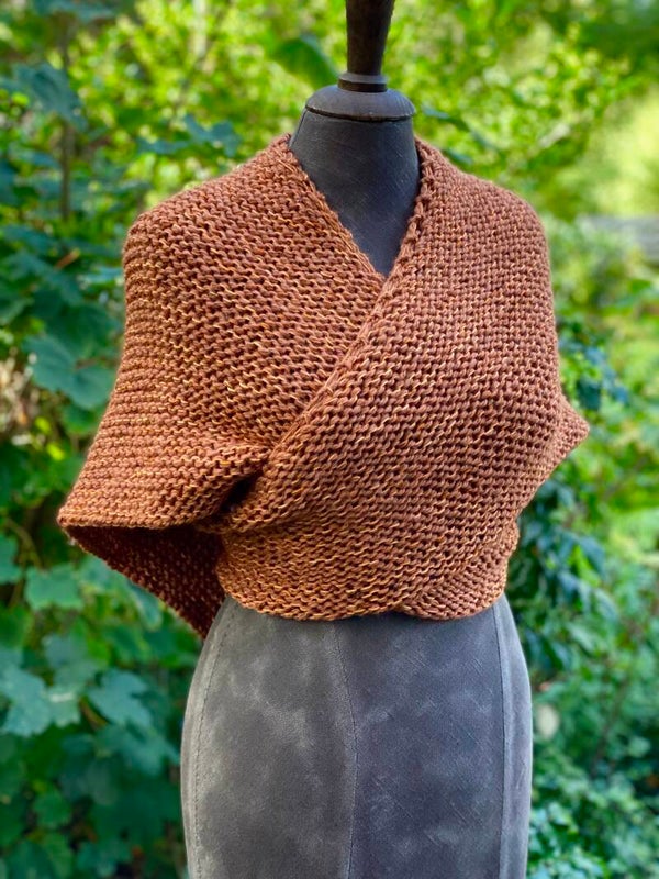 Claire Hug - Hazelnoot / Hazelnut. Incl fibula (speld / pin)