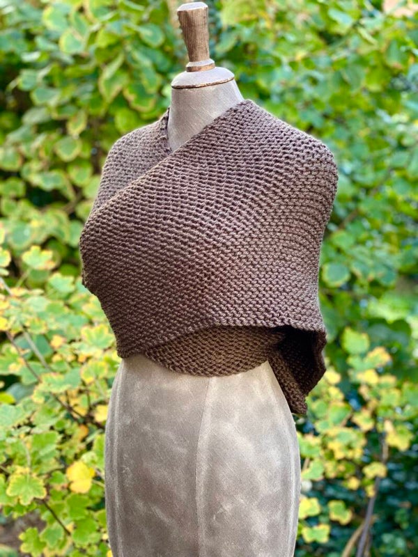 Claire Hug - Donkerbruin / Dark Brown. Incl fibula (speld / pin)