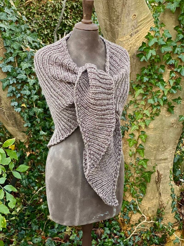 Maple Leaf Hug - Taupe, wol / Wet Sand, wool. Incl fibula (speld / pin)