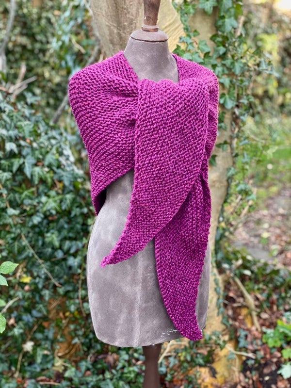 Hug - Donker Magenta / Dark Magenta. Incl fibula (speld / pin)