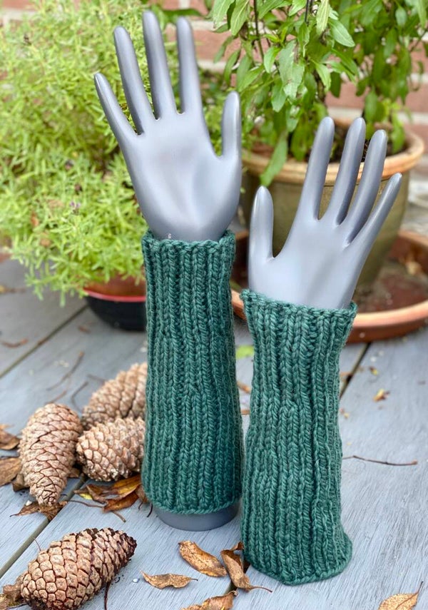 ArmWarmers: Donkergroen, wol. Omkeerbaar. / Dark Green, wool. Reversible.