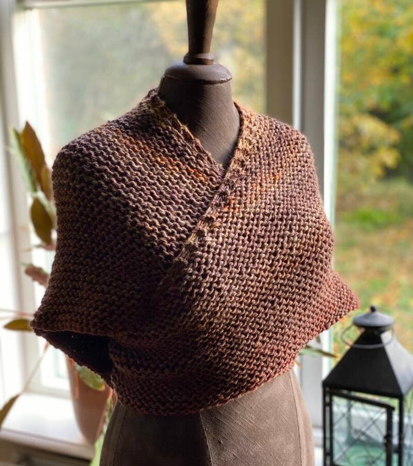 Claire Hug - Warm gestreept/ Warm striped. Incl fibula (speld / pin)