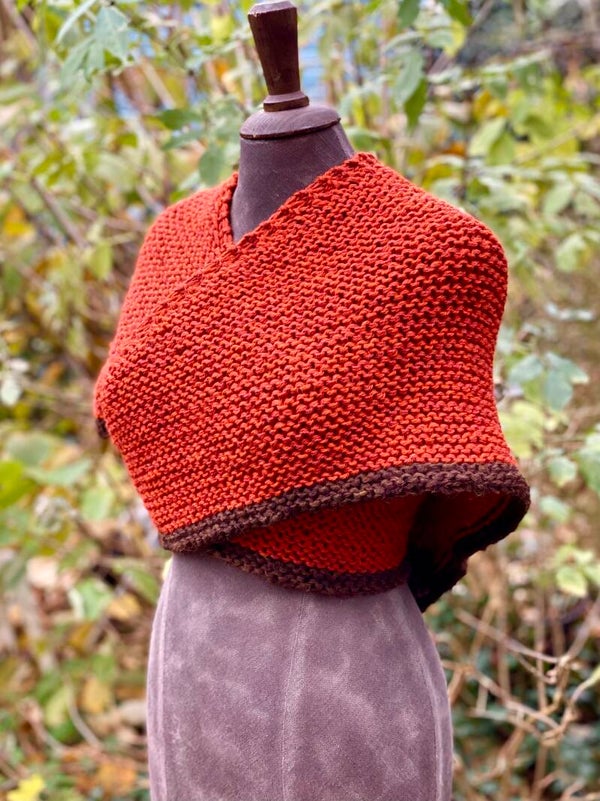 Hug - Roestrood m Bruine rand. Wol. / Rusty Red w Brown edging. Wool. Incl fibula (speld / pin)