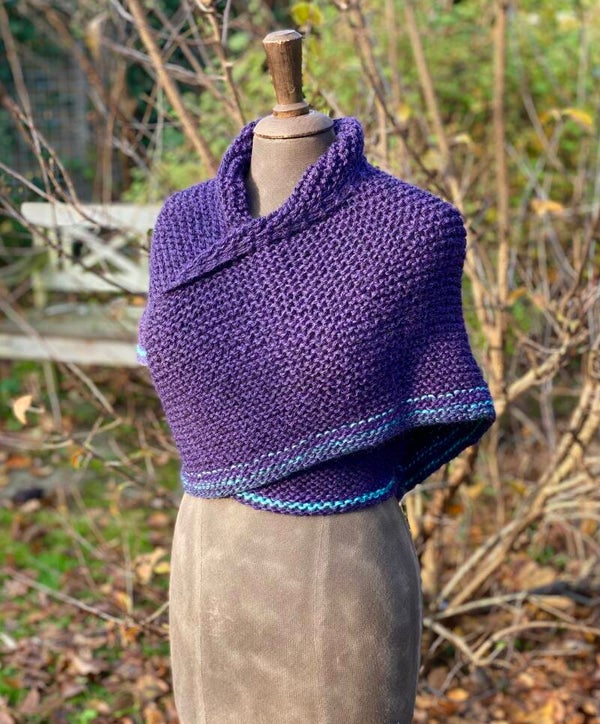 Hug - Lila m turqoise rand Wol. / Purple w turqoise edging. Wool. Incl fibula (speld / pin)