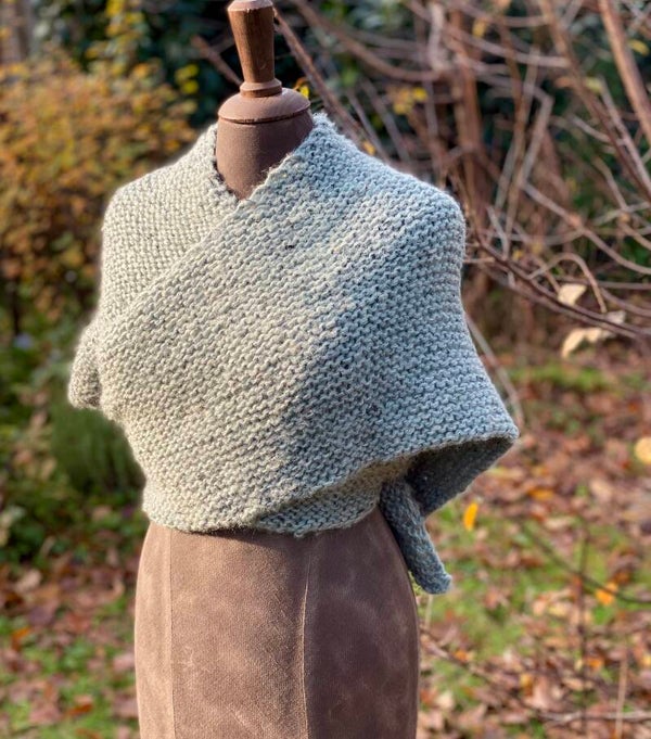 Hug - Licht zeegroen / Light seagreen. Incl fibula (speld / pin)