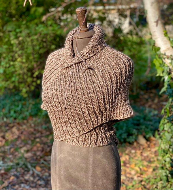 Maple Leaf Hug - Bruin gemeleerd, nul-wol / Brown mix, no-wool. Incl. fibula (speld / pin)