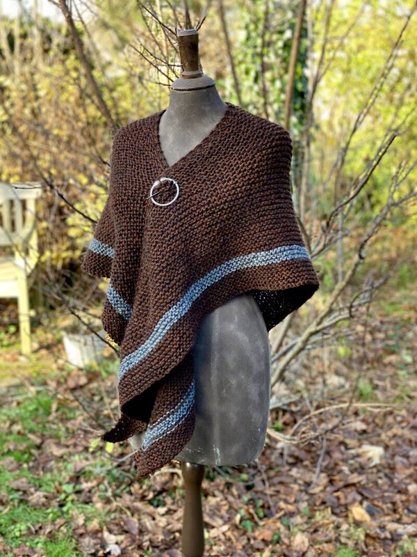 Hug - Tabakbruin m/ staalgrijze streep, wol / Tobaccobrown w/ steelgrey stripe, wool. Incl fibula (speld / pin)