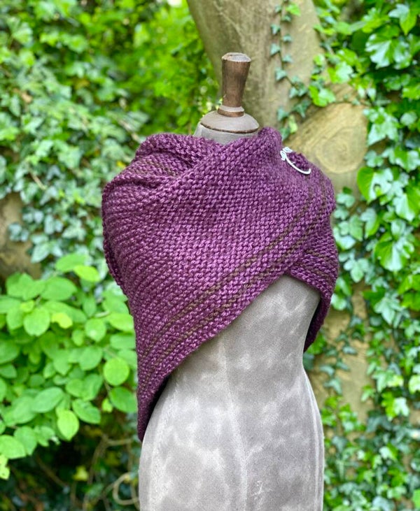 Hug - Pruim / Prune. Incl fibula (speld / pin)