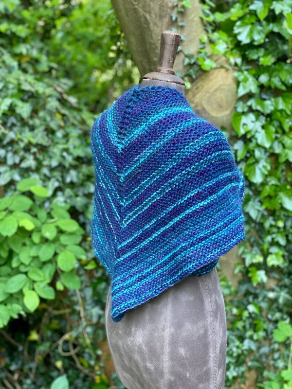 Hug - Donkerblauw/Paars/Turqoise. Wol. - Darkblue/Purple/Turqois. Wool. Incl fibula (pin)