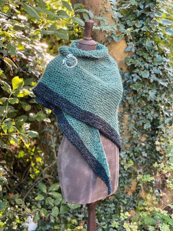 Hug - Zeegroen m donkere rand. Wol. / Seagreen w dark edging. Wool. Incl fibula (speld / pin)