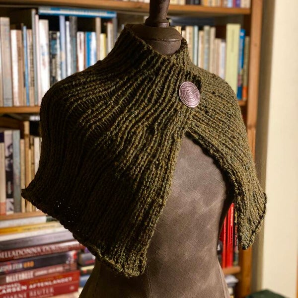 Capelet - Mosgroen / Mossgreen. Nul wol / No wool. Incl speld/pin