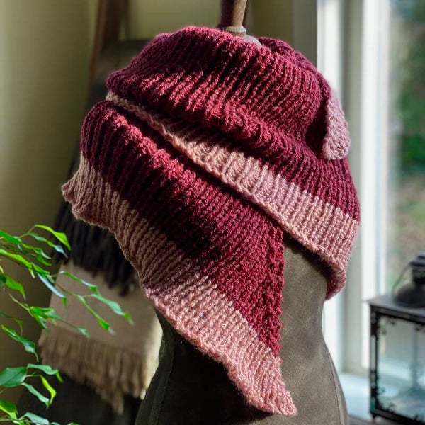 Hug - Bordeaux-roze / Bordeaux-soft pink. Bul wol / No wool. Incl fibula (speld / pin)