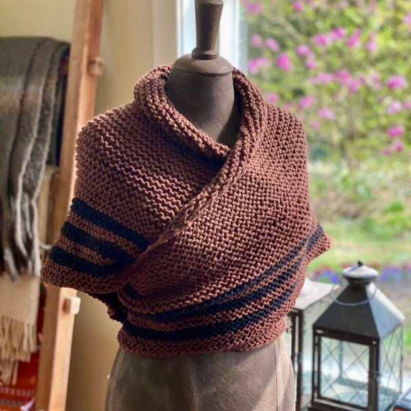 Hug - Bruin m zwart, wol/katoen / Brown w black, wool/cotton. Incl fibula (speld / pin)