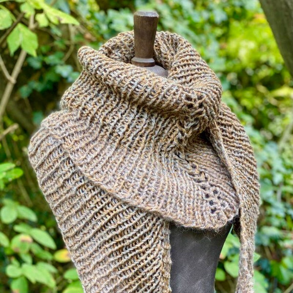 Hug - Zand-Oker. Wol. Sand-Oker. Wool.