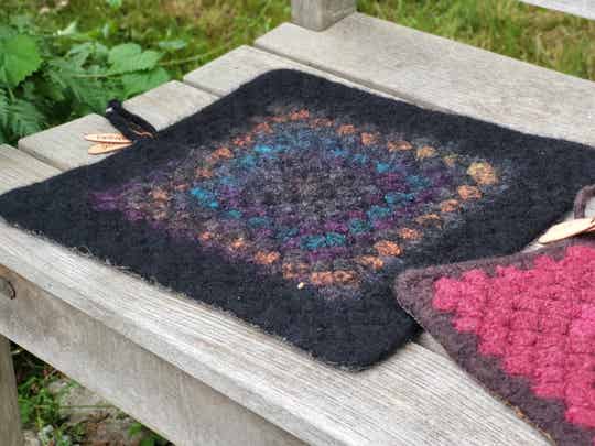 ZitMat / SeatPad - Zwart m kleurtjes / Black w colours: vochtvast & anti-slip / moistproof & non-skid