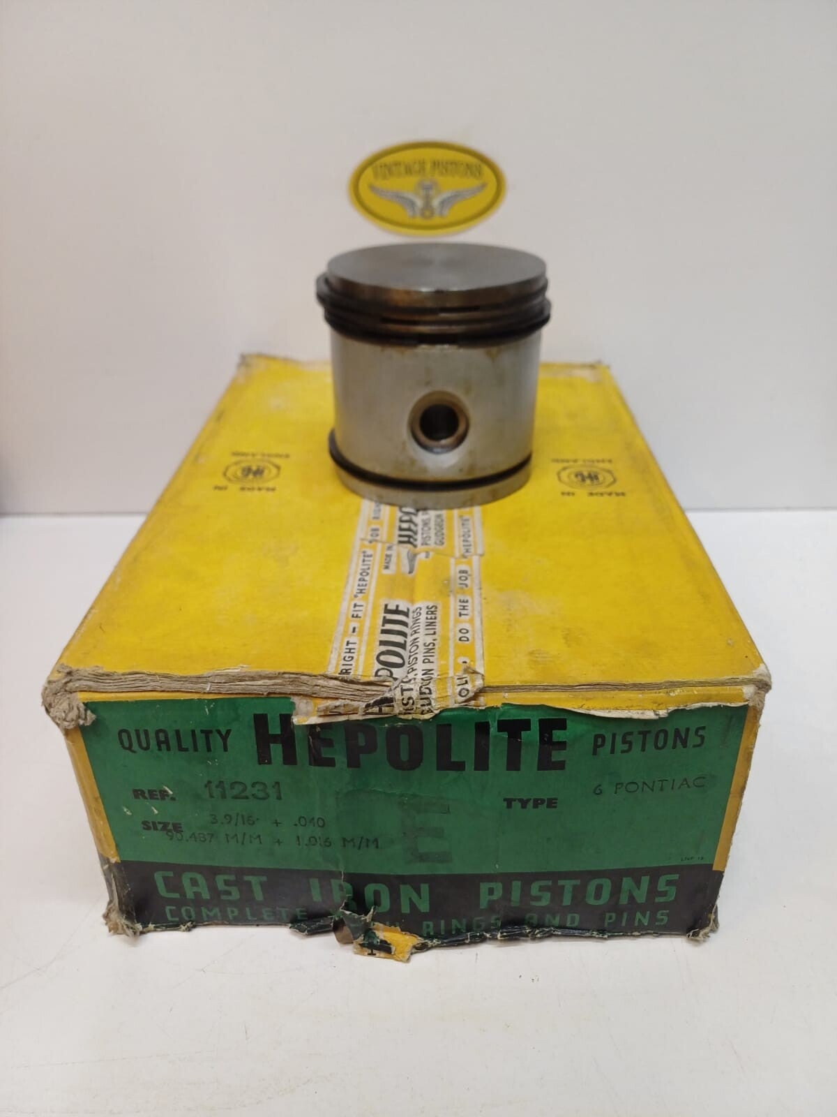 Pistonset  Pontiac  239ci Line six    Cast Iron (n.o.s  Hepolite 11231))