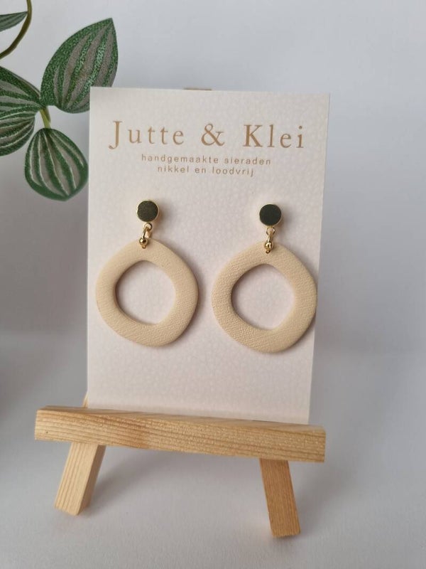 Bijna rond gebroken wit