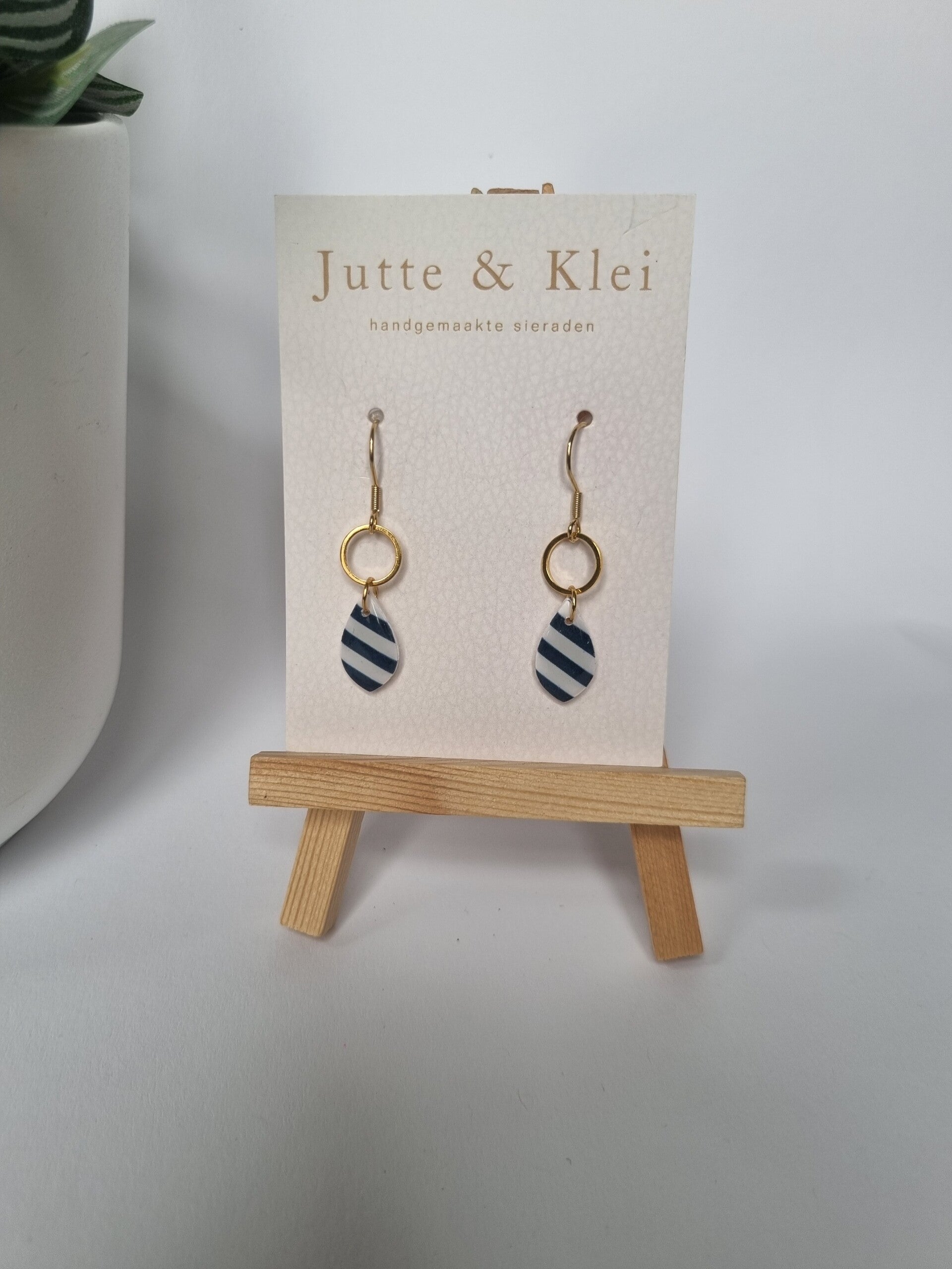 Blauw gestreept haakje