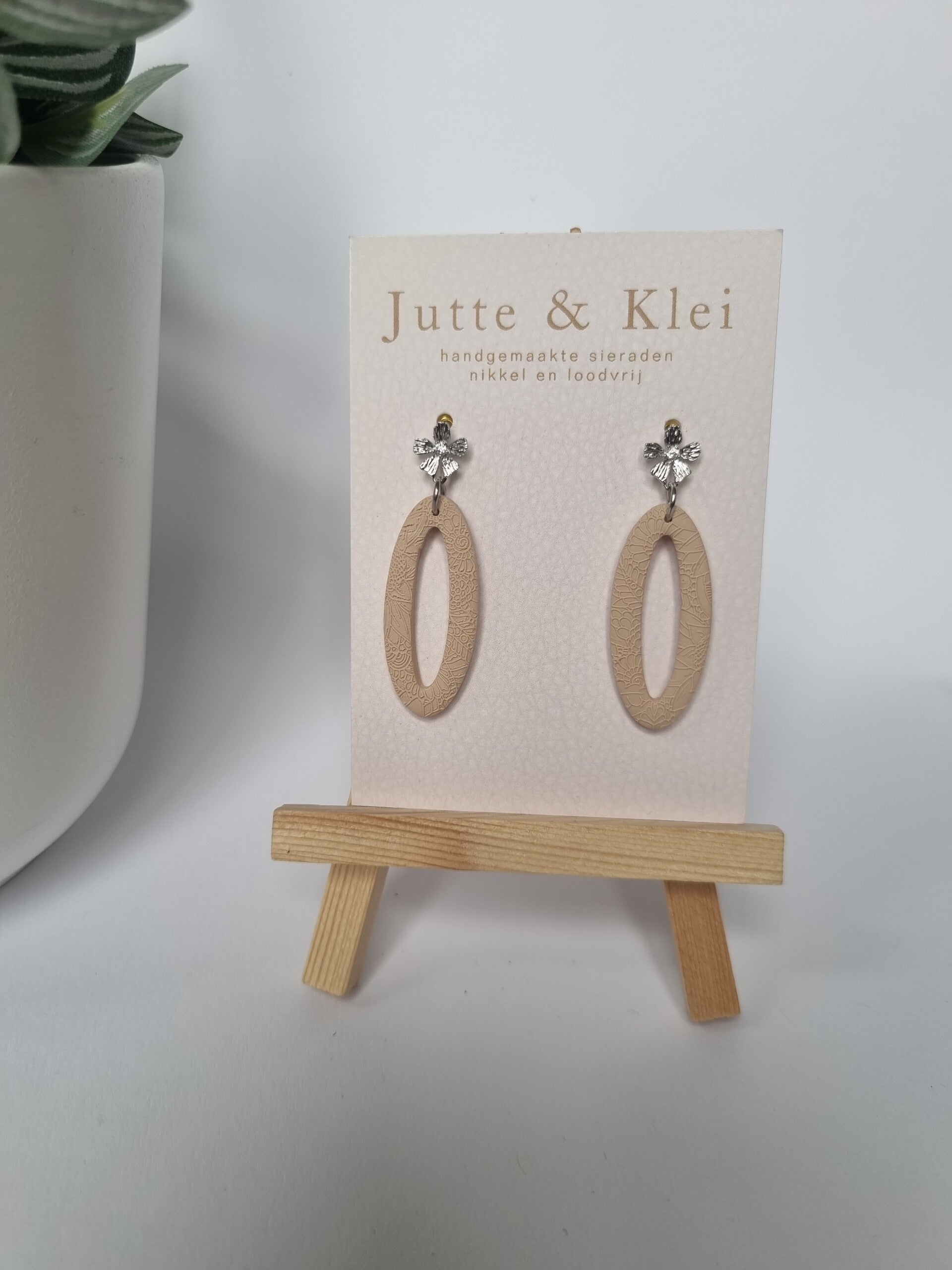 Oorbellen zandkleur lang