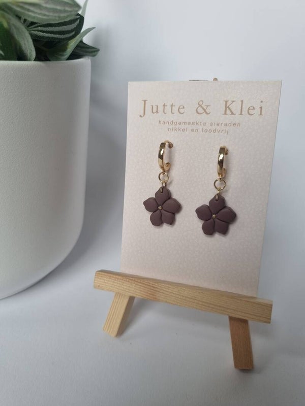 Donkerbruin bloemetje