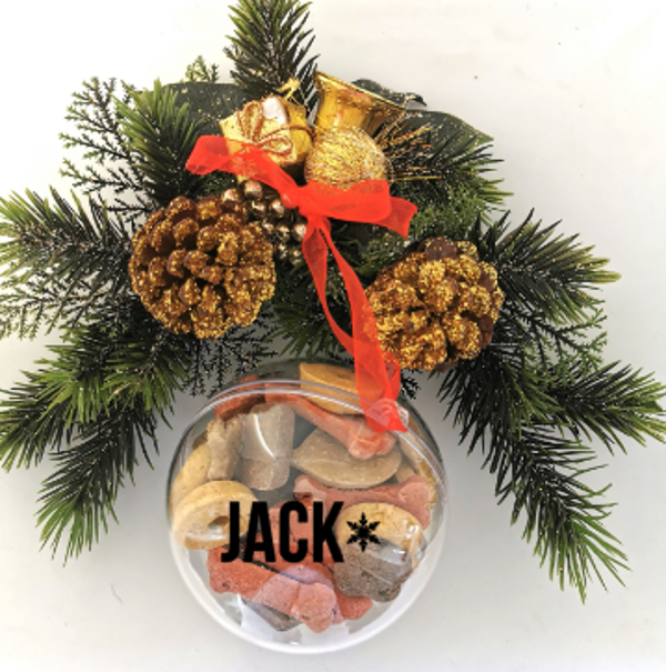 Kerstbal met eigen naam en snacks