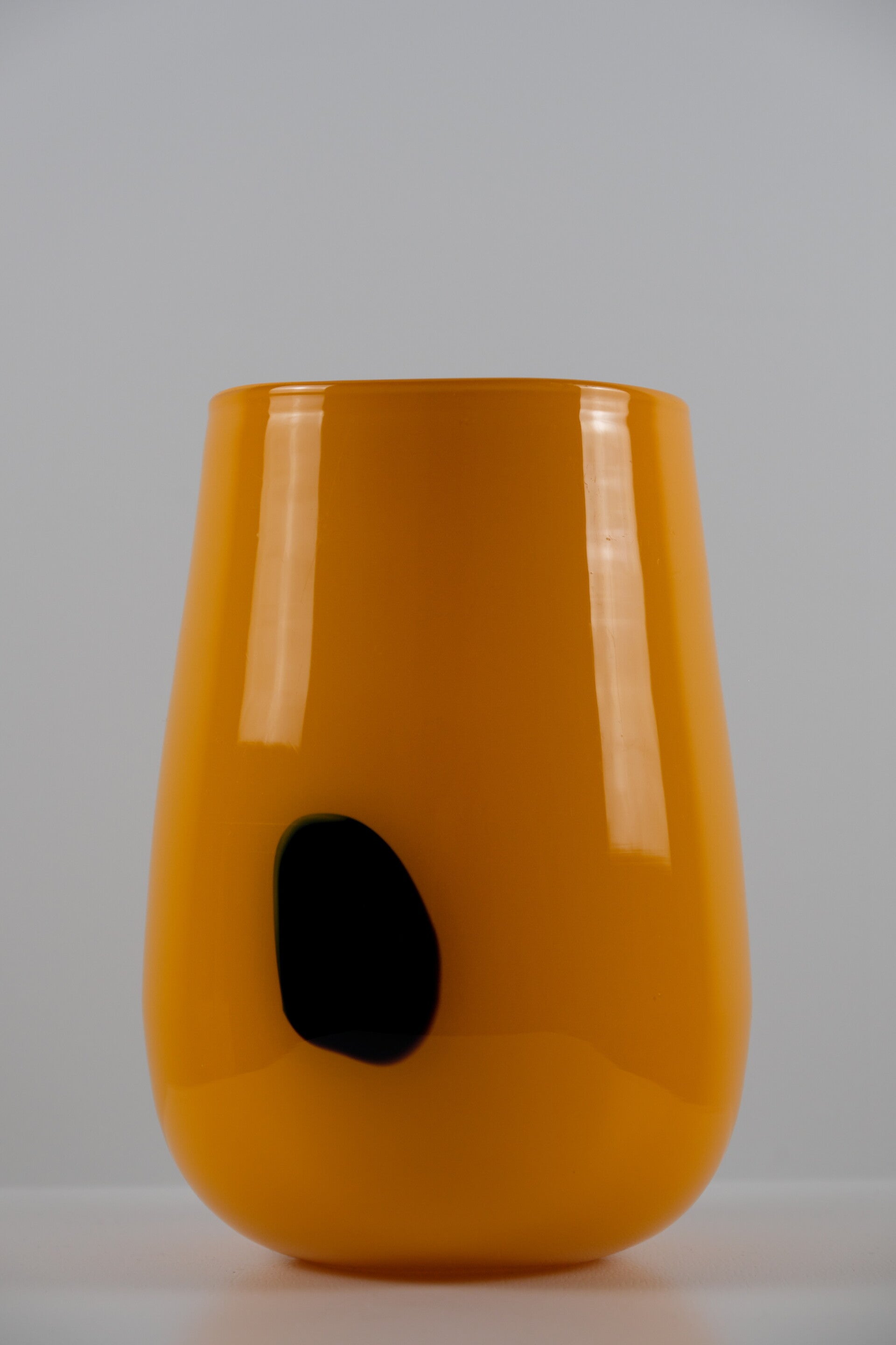 Design vaas van oranje glas uit de jaren 70