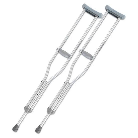 Muletas de aluminio equipadas, en diferentes tamaños. Altura variable.