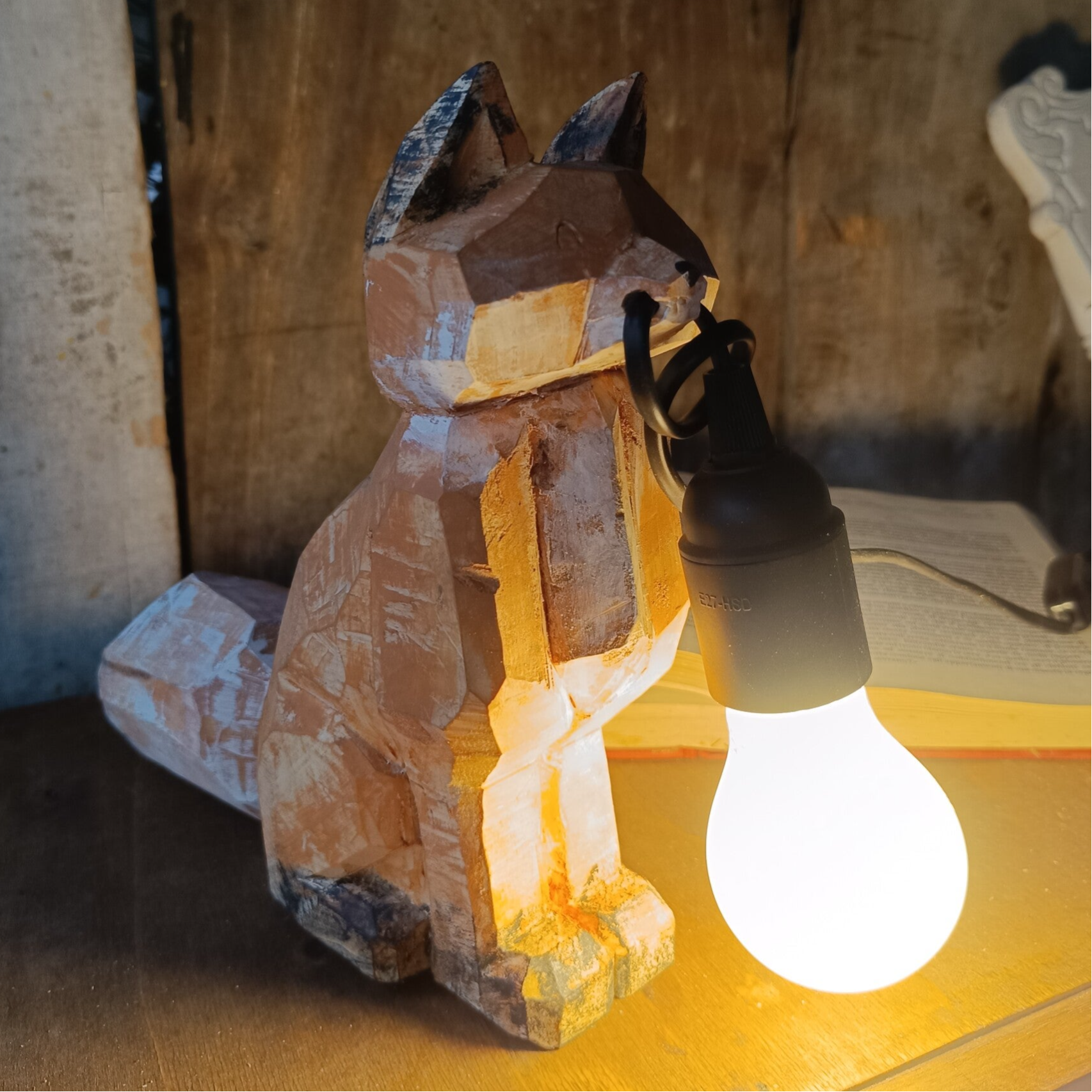 Lampada scultura volpe in legno di cirmolo – Berith