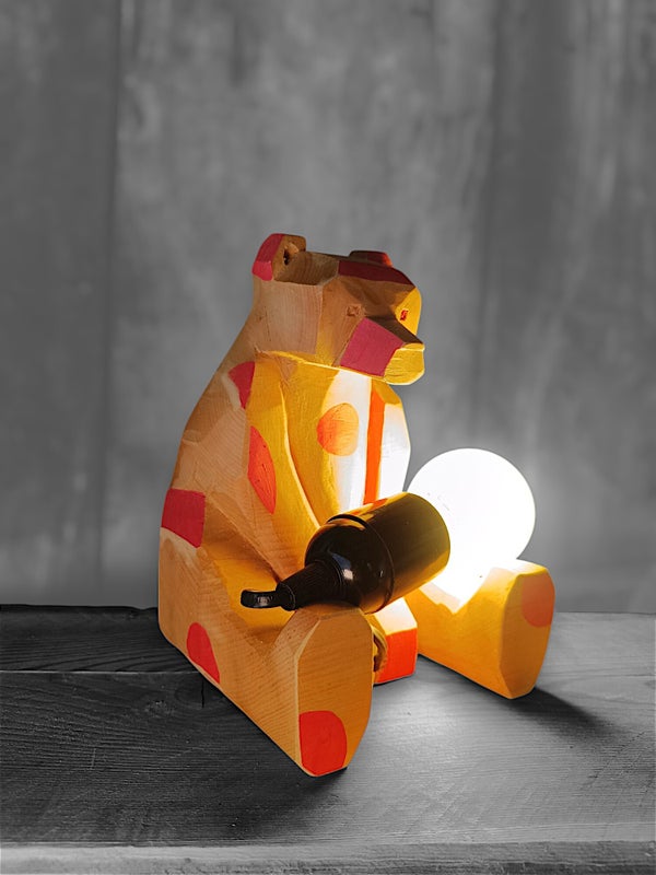 Artemide – lampada scultura orsa in legno di cirmolo