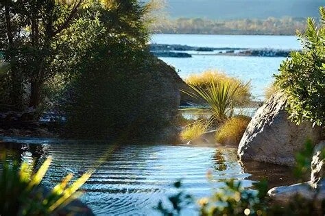 Polynesian Spa mit Sicht auf Rotura Lake