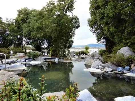 Polynesian Spa mit Sicht auf Rotura Lake