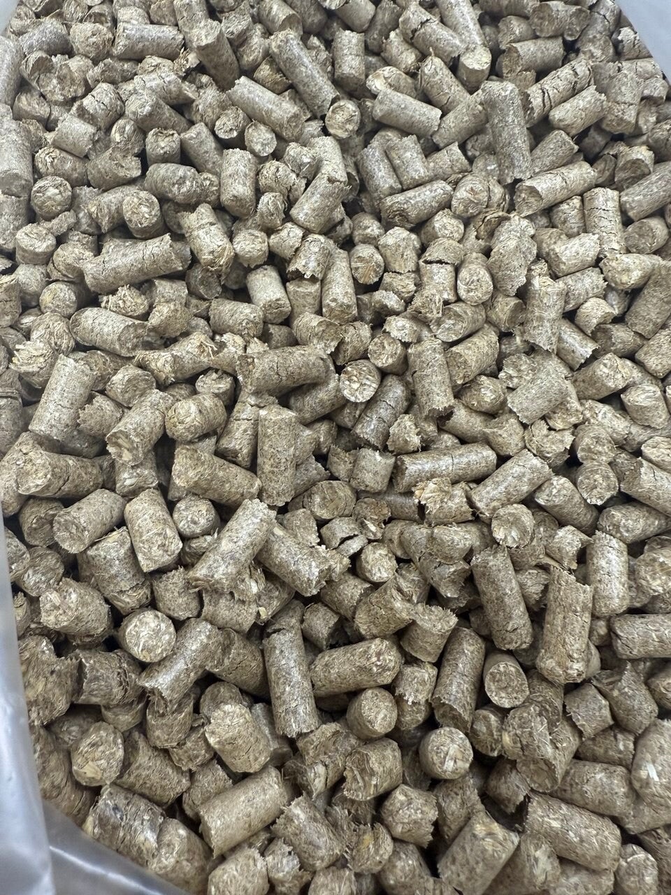 Strohpellets 8mm 15kg säcke 1 palet 67 stück . 1 Lkw 23,1 tonn