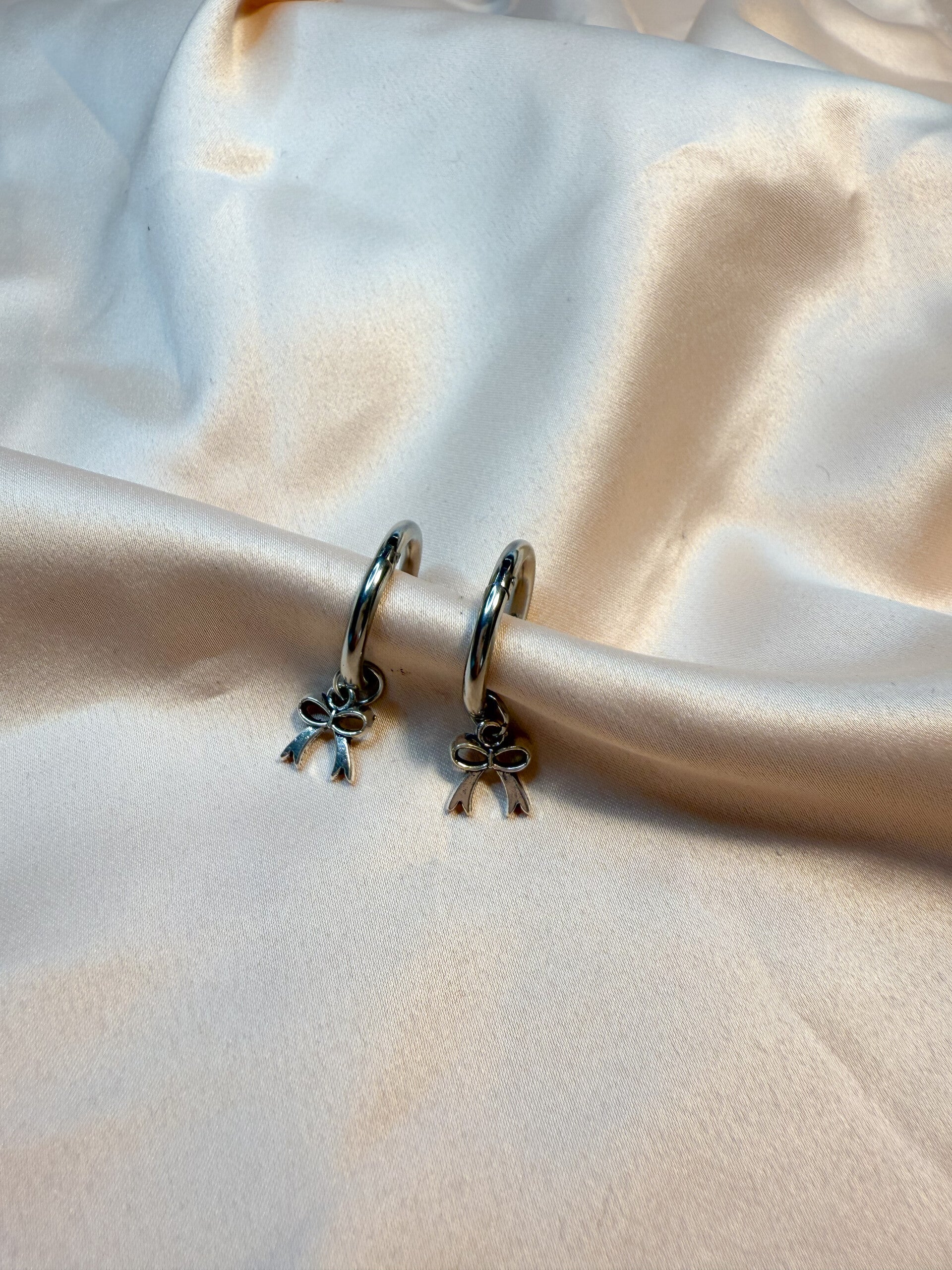 Oorbellen strikje - zilver