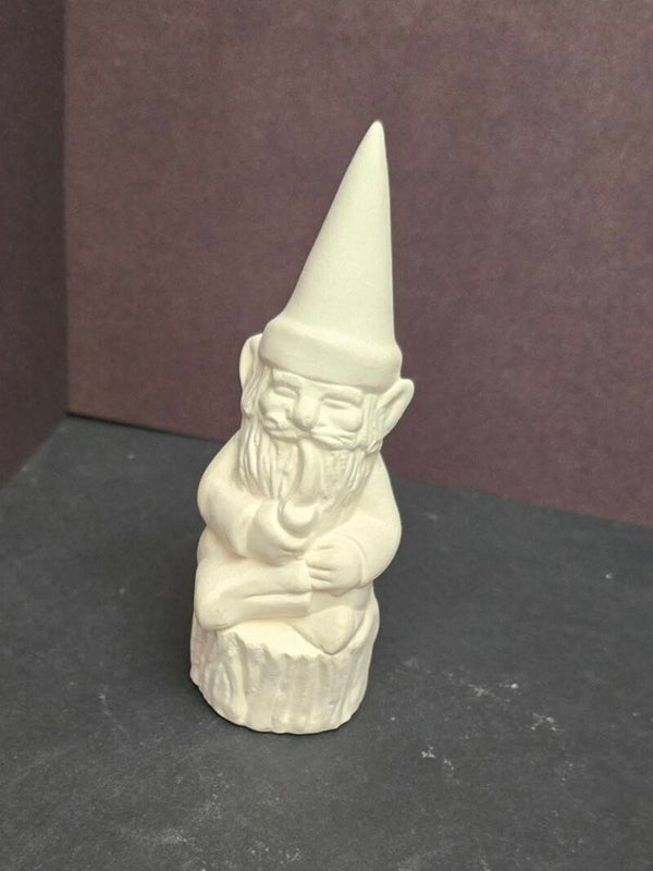 Gnome sur un tronc d'arbre