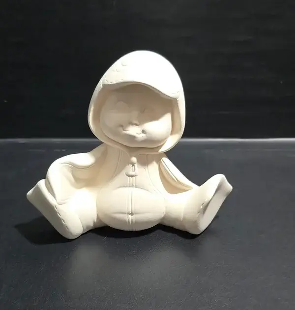 Enfant déguiser en canard assit