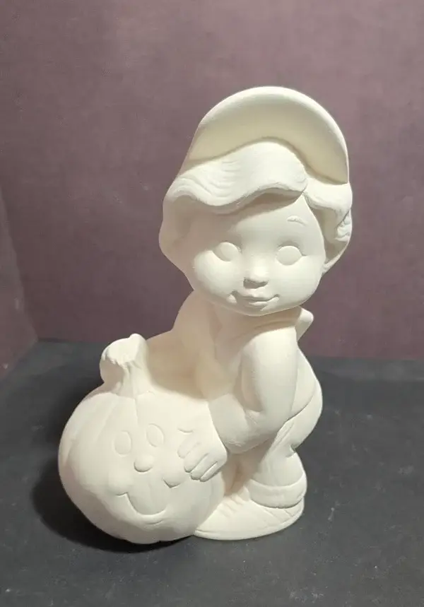 Enfant tiens une citrouille #1017