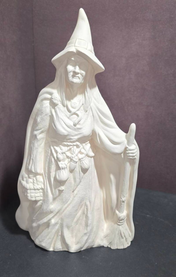 Sorcière avec son balais