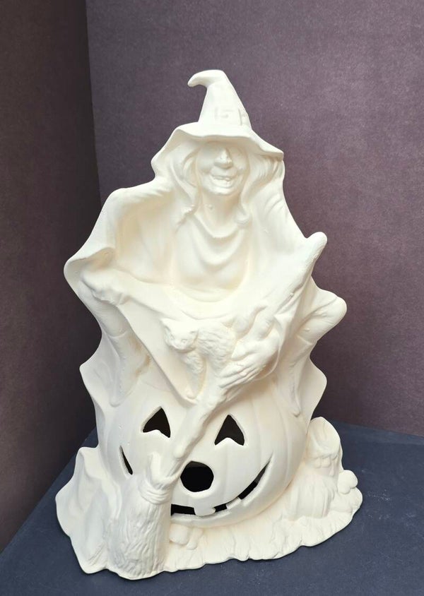 Sorcière assise sur une citrouille