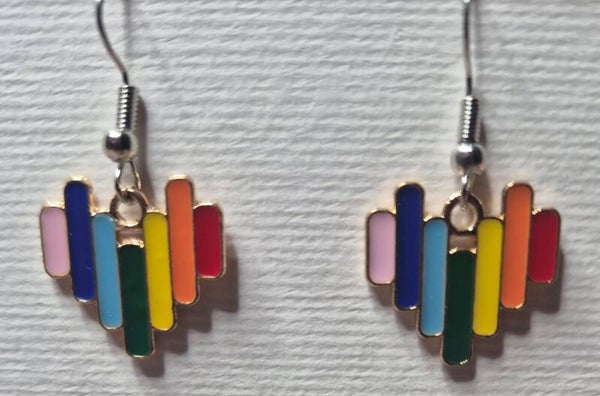 Mooie regenboog hartjes oorbellen.