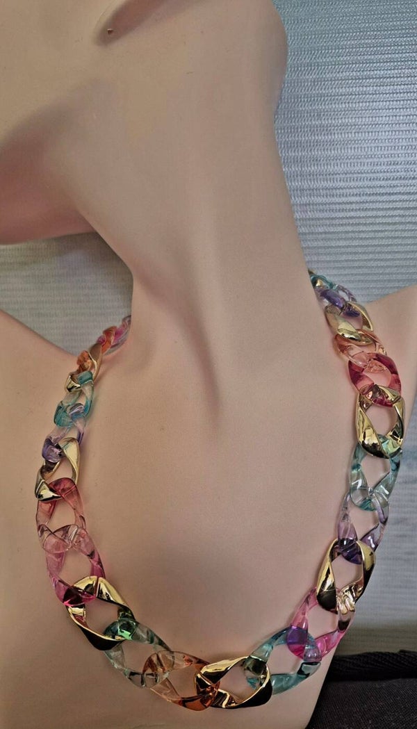 Charmante gekleurde ketting.
