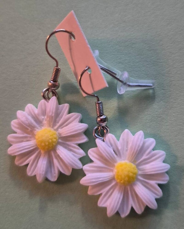 Leuke wit met gele bloemen oorbellen.