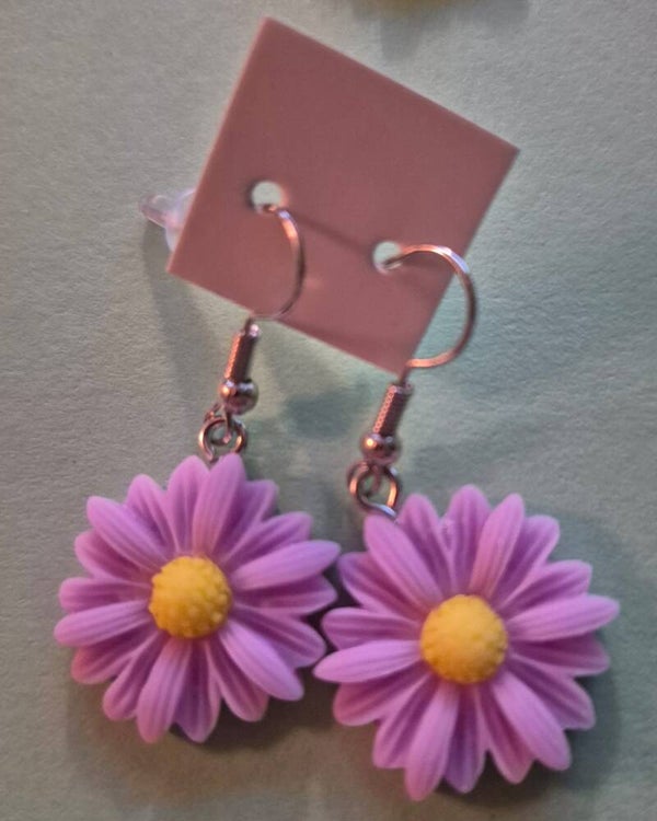 Mooie paars met gele bloemen oorbellen.
